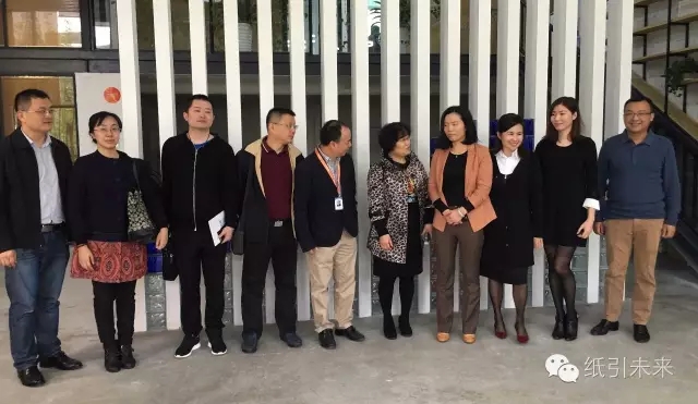 吳局長、徐局長與紙引未來董事總經(jīng)理劉麗紅等企業(yè)家合影